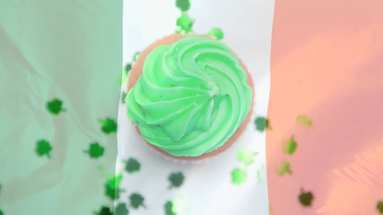 tréboles en papel cayendo en un muffin contra una bandera irlandesa