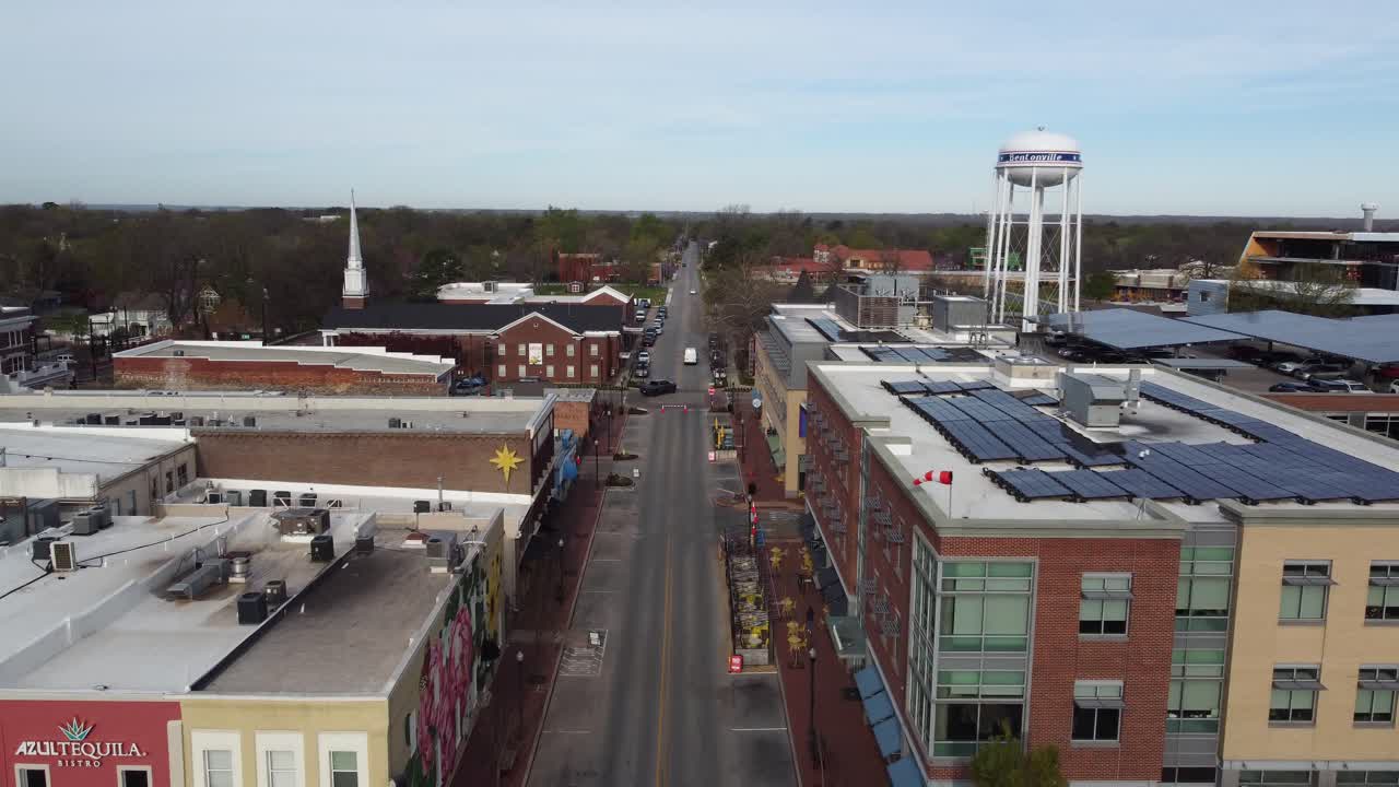 아칸소 주 벤턴빌에 다가오는 드론, 주요 타워와 도로