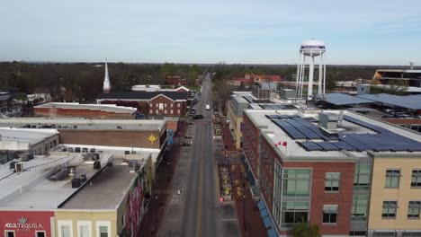 Drone-Acercándose-A-Bentonville-En-Arkansas-Con-La-Torre-Principal-Y-La-Carretera