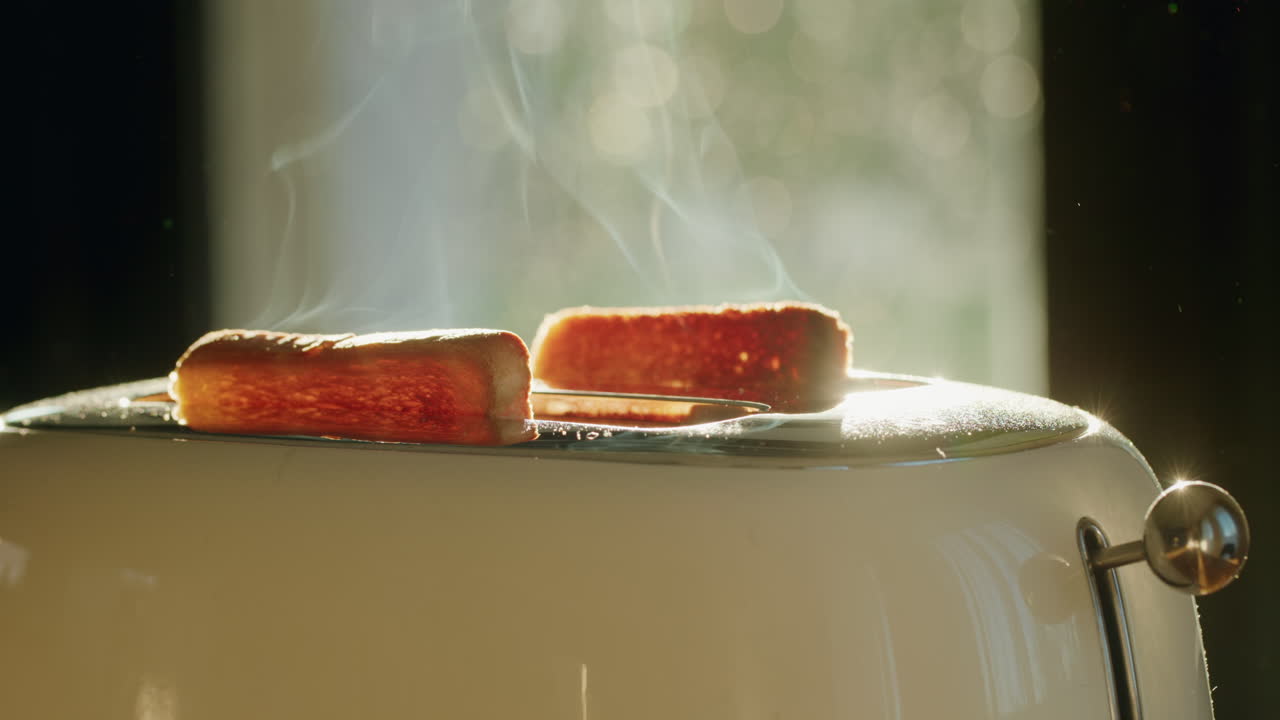 은 토스트가 토스터 밖으로 뛰어나 창문에서 빛을 차단합니다.