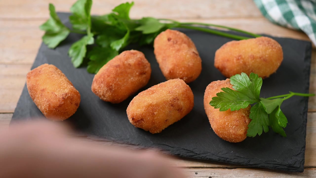 Video di crocchette di merluzzo fritte