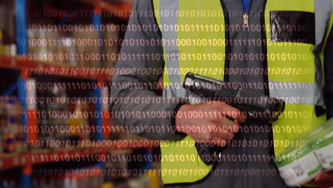 animación de codificación binaria sobre un trabajador de almacén masculino