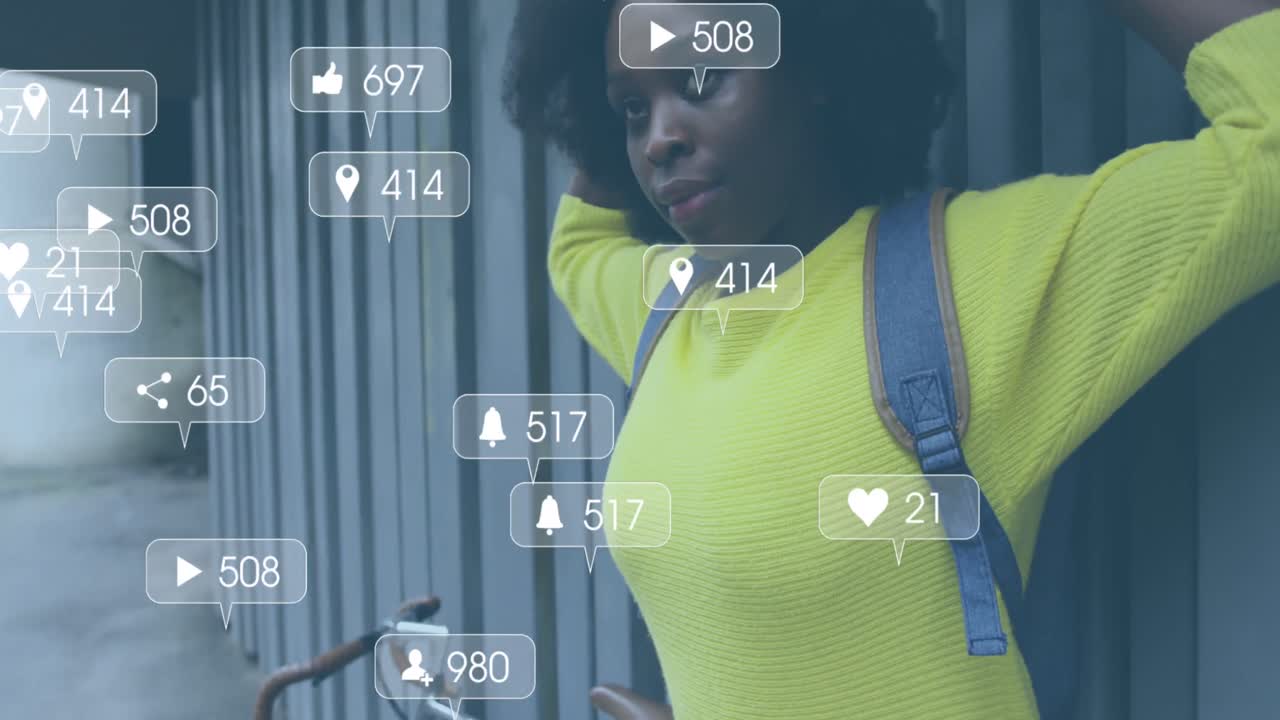 animación de las notificaciones de las redes sociales sobre una mujer afroamericana de pie en la calle con una bicicleta