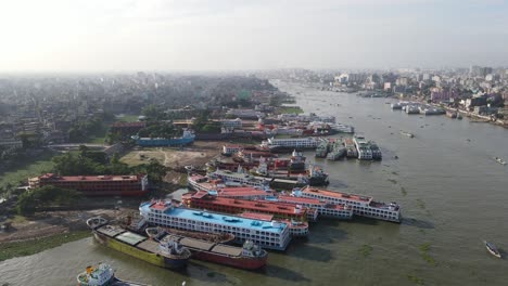 aérea sobre el río buriganga y impactantes astilleros ilegales - bangladesh