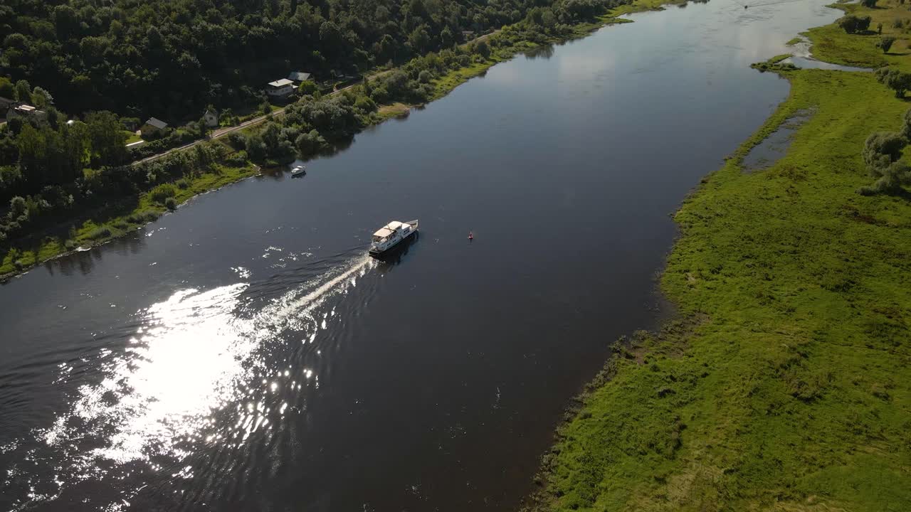 toma aérea de un ferry navegando en el río nemunas con hermosa naturaleza cerca de kaunas, lituania-3