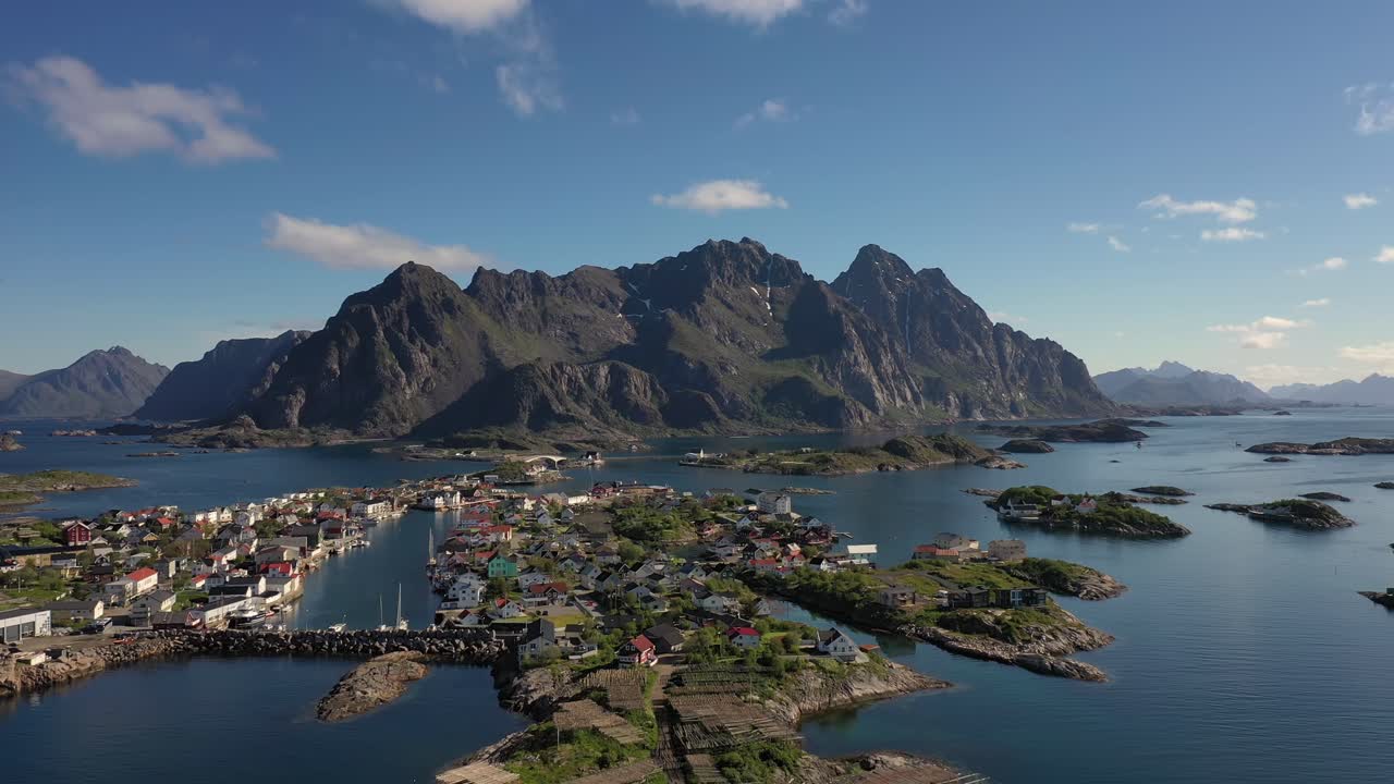 Henningsvær, Lofootit, on saaristo Nordlandin läänissä, Norjassa.
