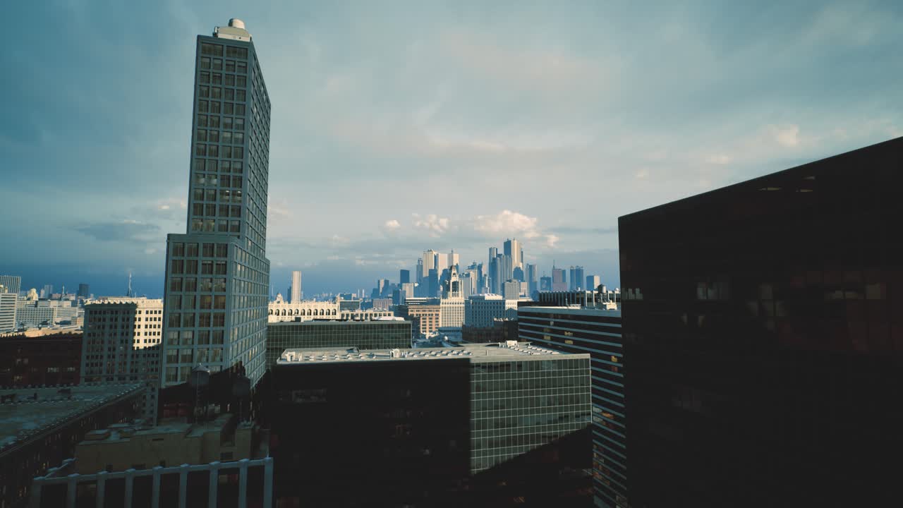 Cena urbana matinal com edifícios altos e atmosfera serena.