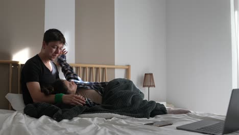 pareja en el dormitorio