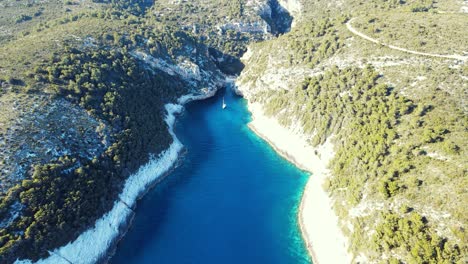 Una-Toma-Aérea-De-Arriba-Hacia-Abajo-De-La-Playa-Stiniva-Cove-Playa-Del-Mar-Adriático,-Isla-De-Vis,-Dalmacia,-Croacia