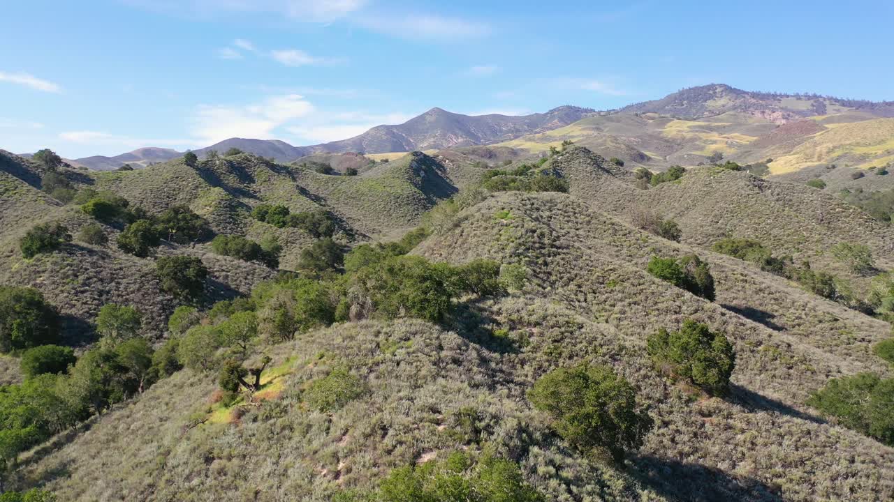 hermosa antena sobre colinas y montañas remotas en el condado de santa barbara california central