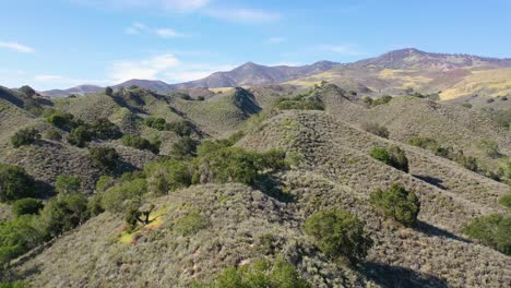 Schöne-Antenne-über-Abgelegene-Hügel-Und-Berge-In-Santa-Barbara-County-Zentralkalifornien