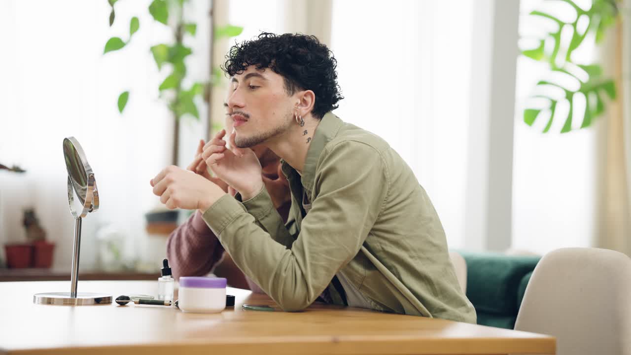 自宅で一緒にスキンケアをする若者たち