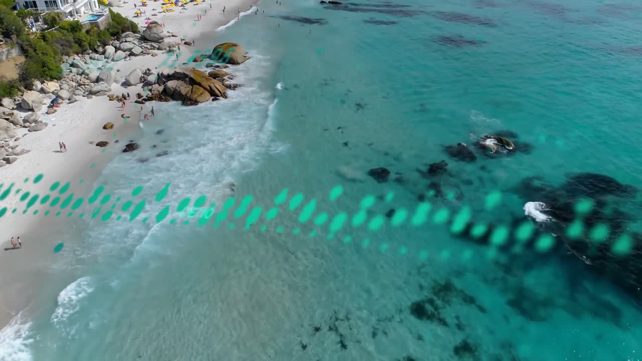 animación del procesamiento de datos sobre vista aérea de las olas del mar y la playa