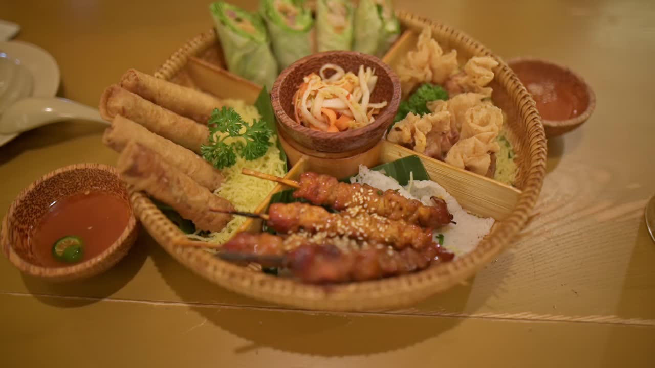 美しく盛り付けられた伝統的なベトナム料理。ハーブと米を使った彩り豊かなベトナム料理のディスプレイ。新鮮な食材とスパイスが特徴の、活気に満ちた様々なベトナムの逸品。