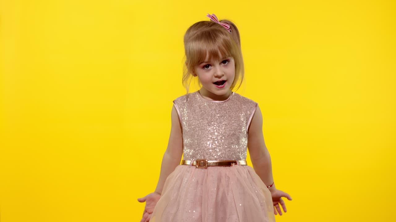 niña grabando mensaje de video hablando en webcam, niña hablando de sí misma, haciendo llamada en línea