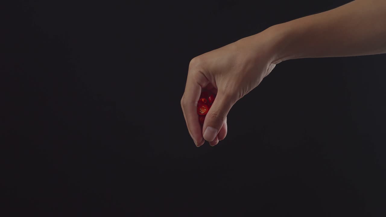 은 고추 를 들고 있는 손