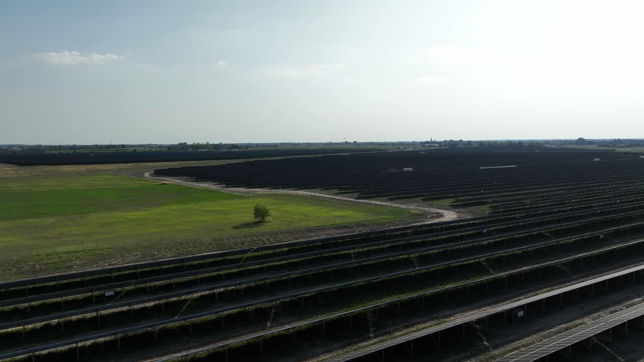 태양광 패널 태양광 기지 스테이션과 함께 녹색 오염되지 않은 공중 시골 풍경