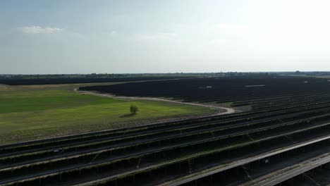 Paisaje-Aéreo-Verde-No-Contaminado-Con-Estación-Base-Fotovoltaica-De-Paneles-Solares