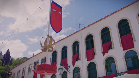 el edificio de tomar portugal praca da republica decorado con adornos de la fiesta dos tabuleiros