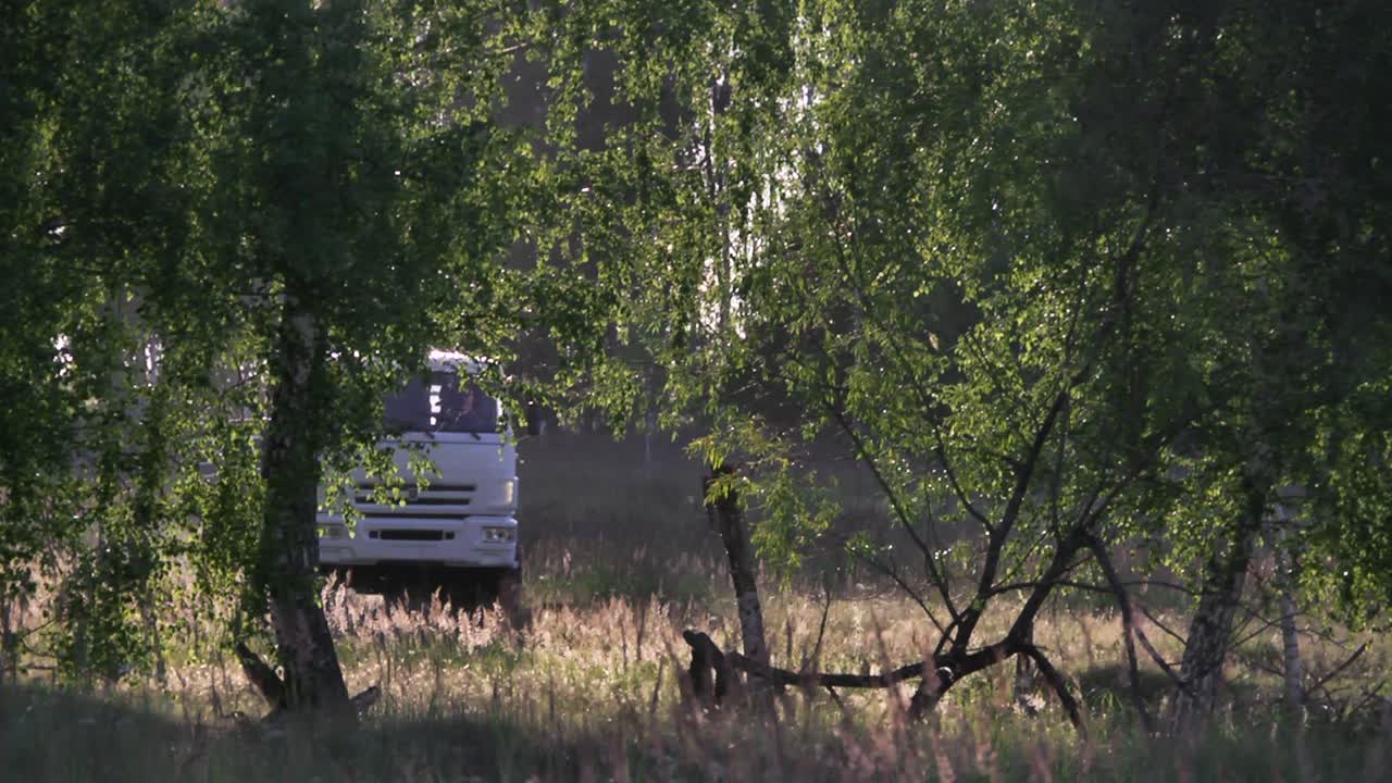 숲 풍경 에 있는 트럭