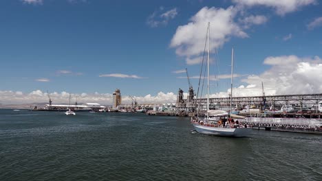 Eine-Aufnahme-Einer-Segelyacht,-Die-Das-V-Und-Eine-Ufergegend-In-Kapstadt-Verlässt