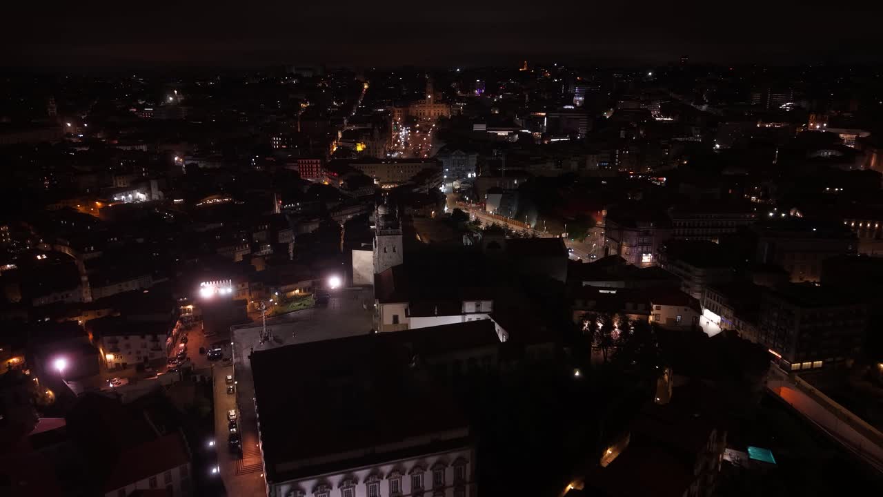 Porto, Portogallo, vista aerea notturna della cattedrale e del palazzo episcopale illuminati