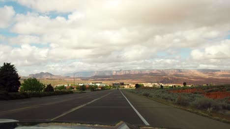 conduciendo en un viaje por carretera a través de arizona