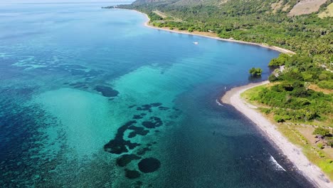 vista aérea de drones que revela la costa de la isla tropical, el ecosistema de arrecifes de coral y el agua cristalina del océano en timor oriental, asia sudeste