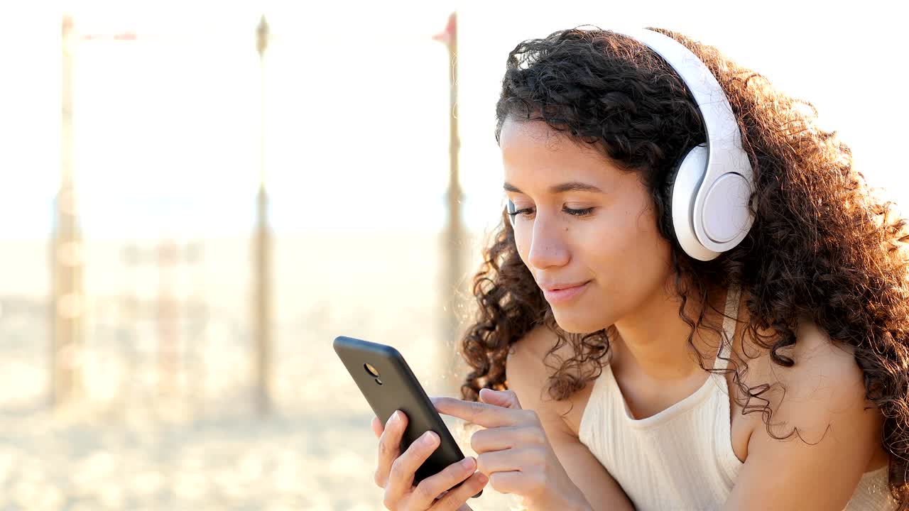 mujer latina escuchando y sintiendo música al aire libre