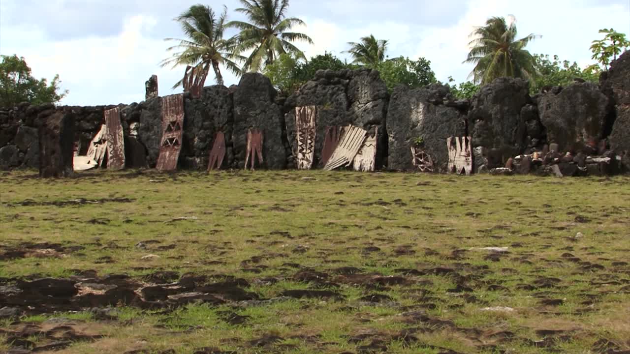 ofrendas en taputapuatea marae para ta'aroa, raiatea, islas de la sociedad, polinesia francesa