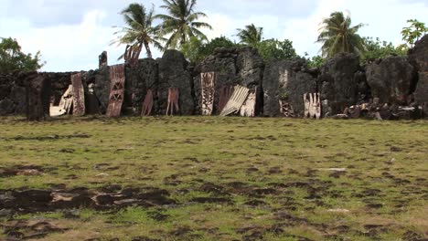 ofrendas en taputapuatea marae para ta&#39;aroa, raiatea, islas de la sociedad, polinesia francesa