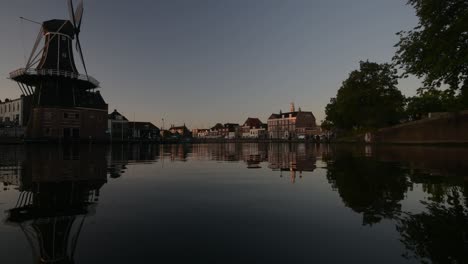 Windmühle-De-Adriaan-Am-Fluss-Spaarne-Im-Stadtzentrum-Von-Haarlem,-Die-Sich-Im-Wasser-Spiegelt