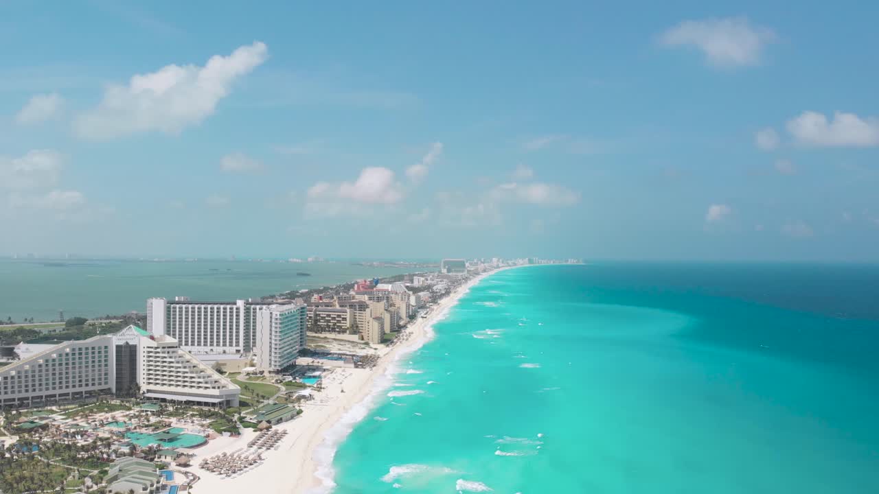 Il drone vola in avanti sulla Zona Hotelera di Cancún, rivelando resort, spiaggia bianca e mare turchese lungo il Boulevard Kukulcán