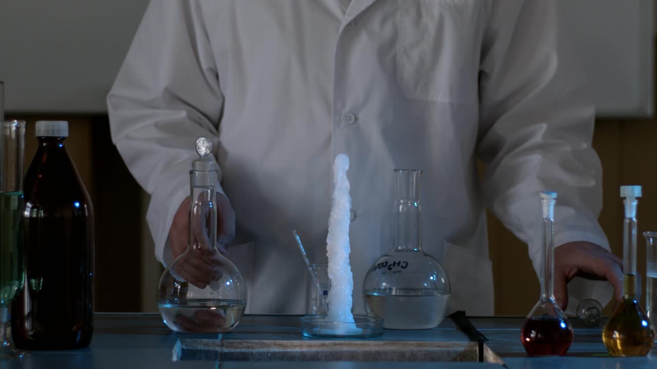 experimento de química en un laboratorio