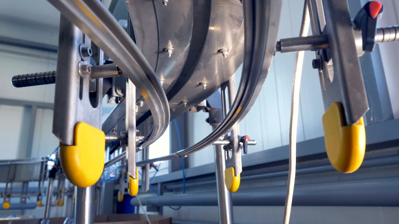 공장 가이드 레일을 가로질러 달리는 빈 물병.