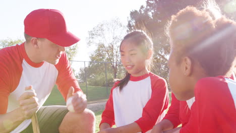Mädchen-Baseball-Team-Und-Männlicher-Trainer-Mit-Teamgespräch