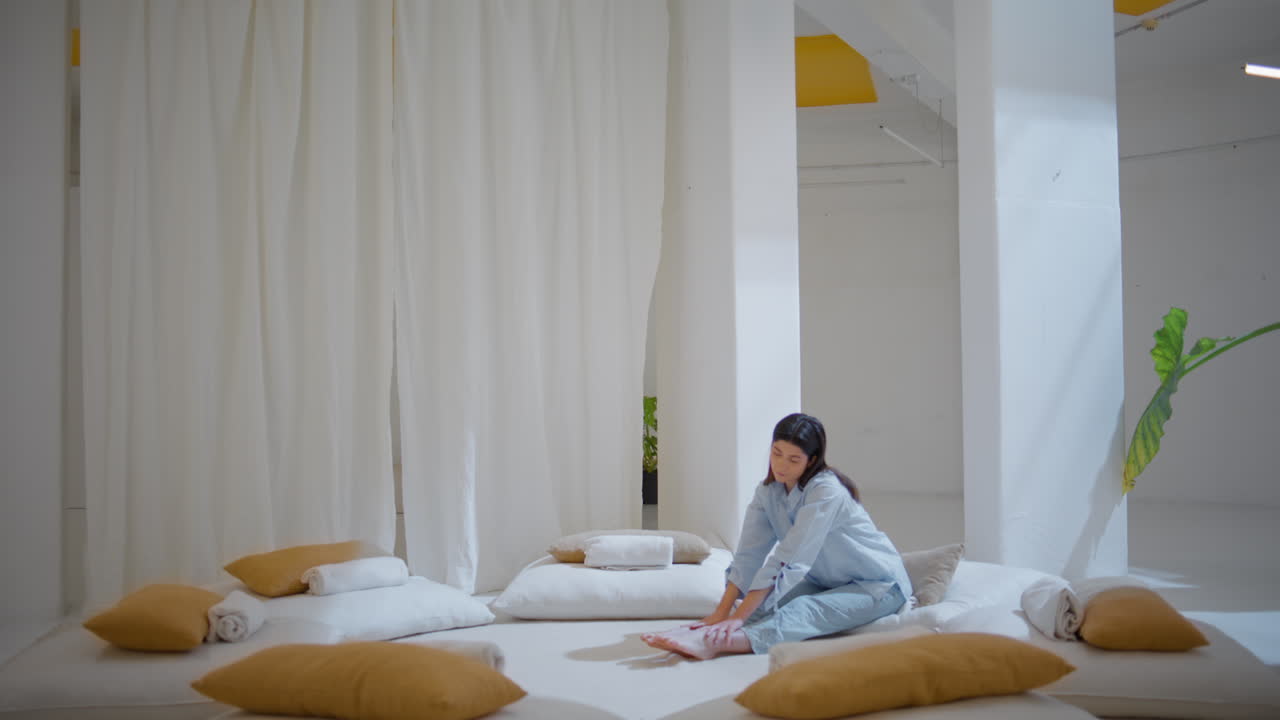 스트레스 치료실에서 스트레칭하는 자유 여성 평화로운 여자 코치 혼자 휴식을 취하고