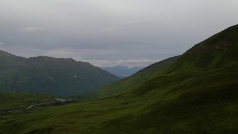 4K-Luftdrohnenaufnahmen-Von-Bergen-Außerhalb-Von-Palmer-Alaska-Im-Sommer-An-Einem-Bewölkten-Tag-Mit-Regen