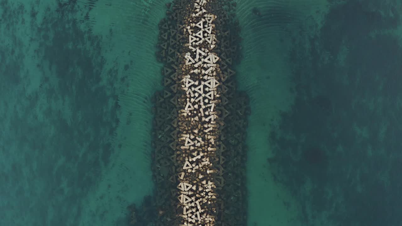 rompeolas en aguas tropicales de yakushima japón, vista aérea de arriba hacia abajo