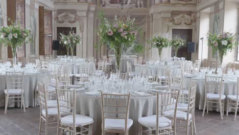 Wir-Bewegen-Uns-Durch-Den-Wunderschön-Dekorierten-Raum-Für-Das-Hochzeitsessen-Mit-Pfanne-Zu-Klassisch-Bemalten-Decken-Und-Wänden-Im-Alten-Stil-Mit-Herunterhängendem-Kronleuchter