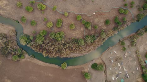 toma de arriba hacia abajo del rio de la jara en la costa de españa