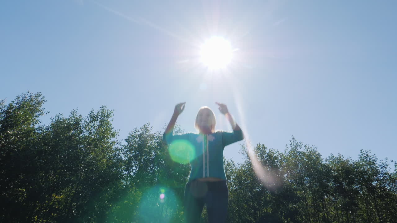 mujer salta frente al sol