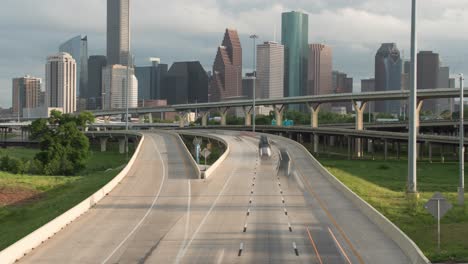 Timelapse-Del-Tráfico-En-La-Autopista-Cerca-Del-Centro-De-Houston