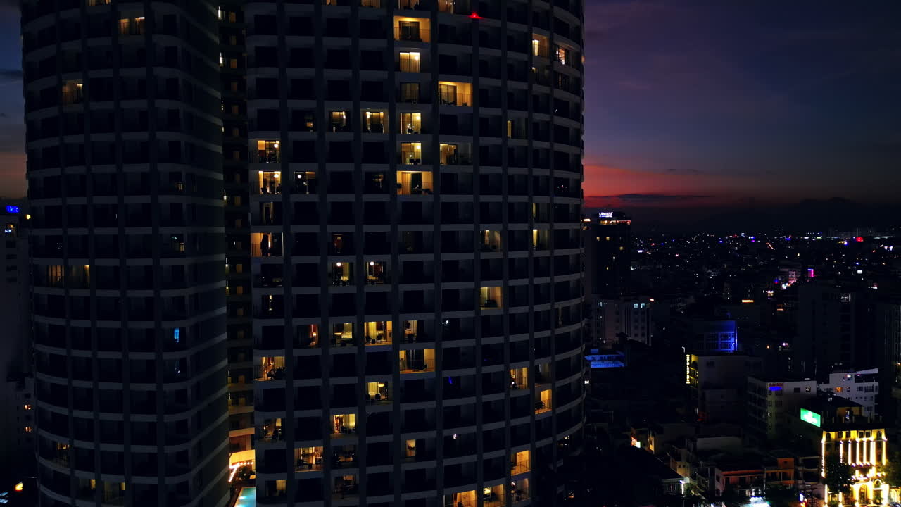 Arranha-céu de cidade moderna com janelas iluminadas à noite