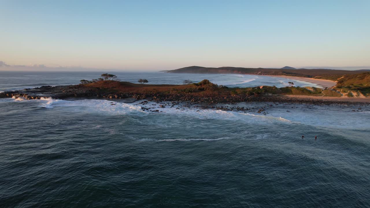 olas estrelladas en la escarpada península de angourie point con la playa de angourie point revelada