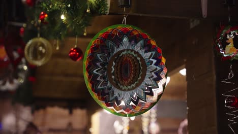 mandala de viento de color girando en la brisa mientras cuelga en el mercado de navidad