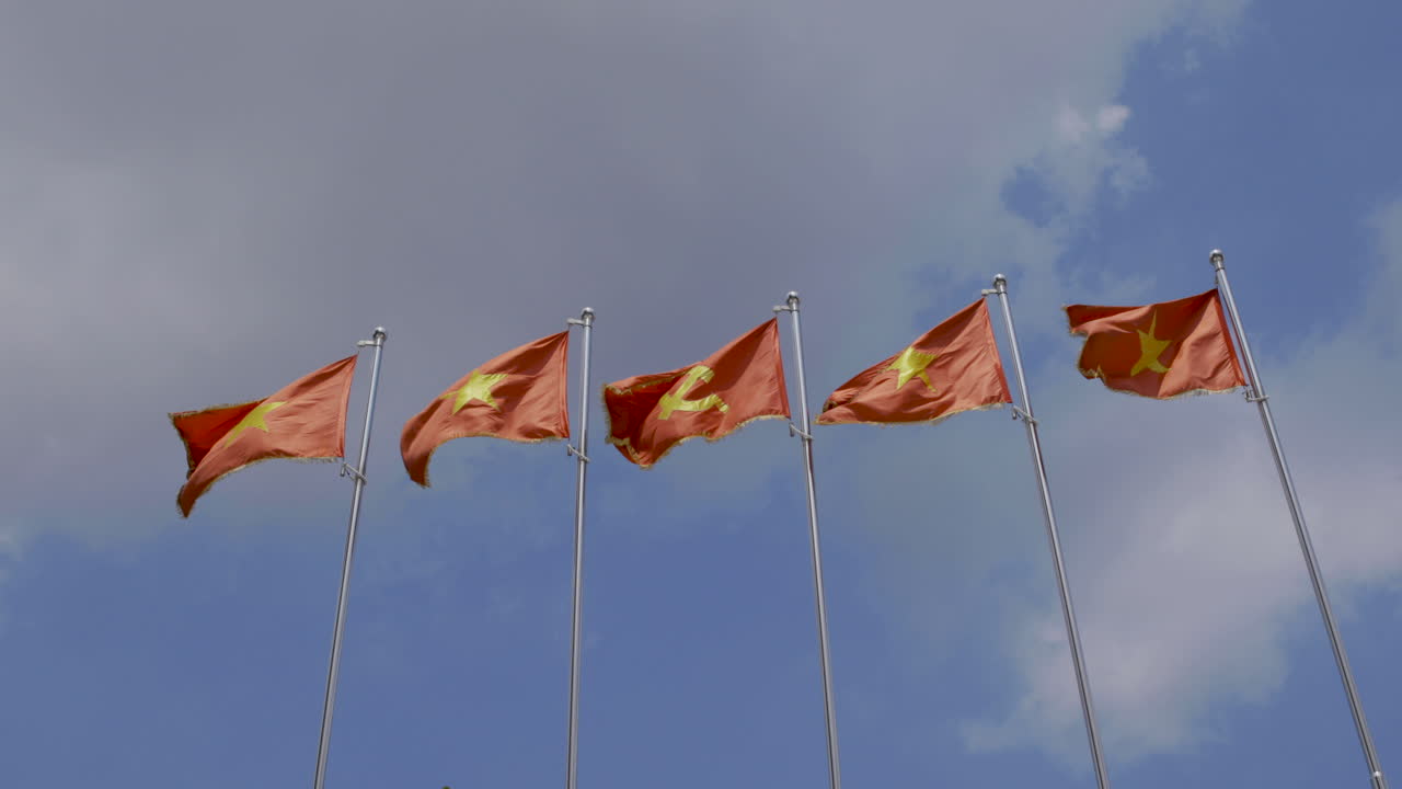 베트남 공산당 또는 cpv의 국기와 함께 베트남 국기의 4k 비디오