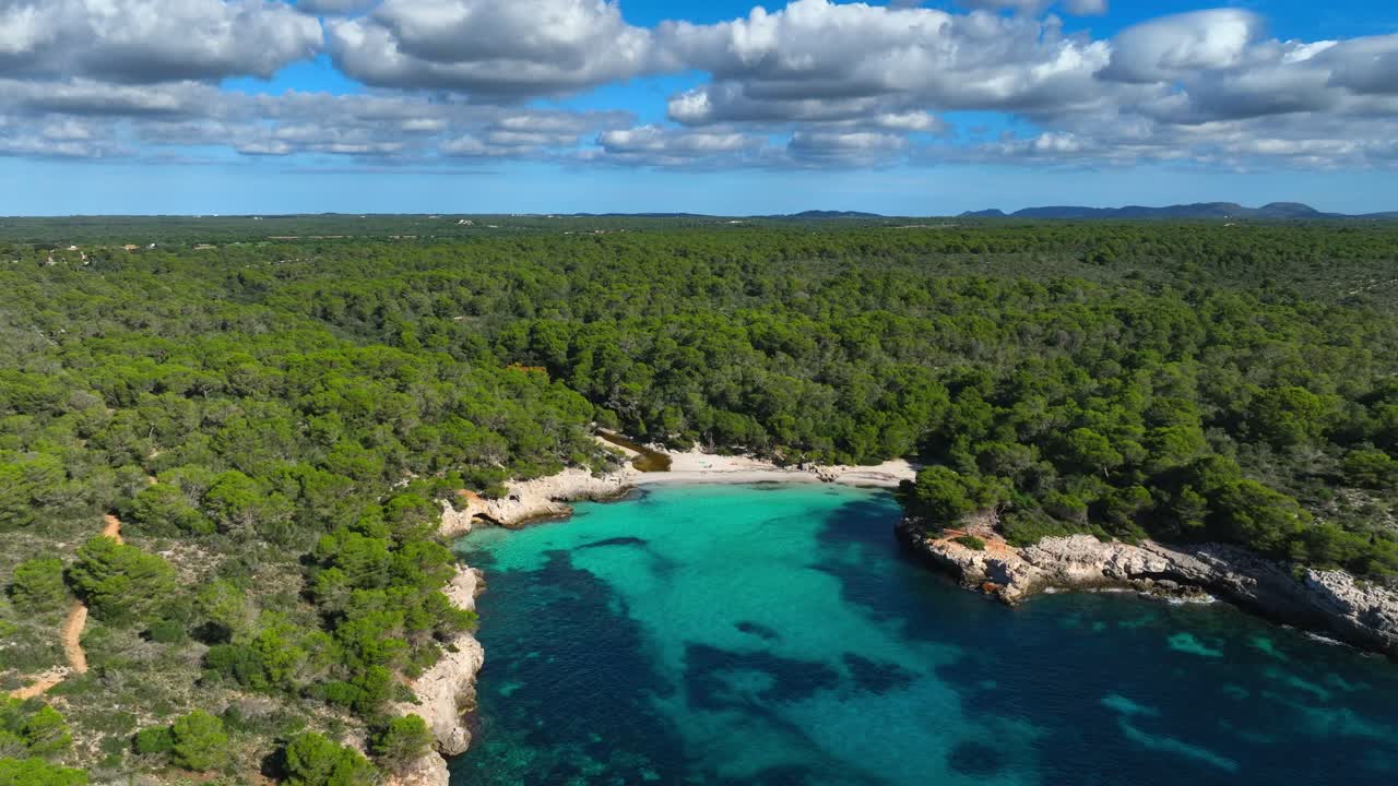 Vista aerea della spiaggia di Es Talaier con acqua cristallina a Minorca, Spagna