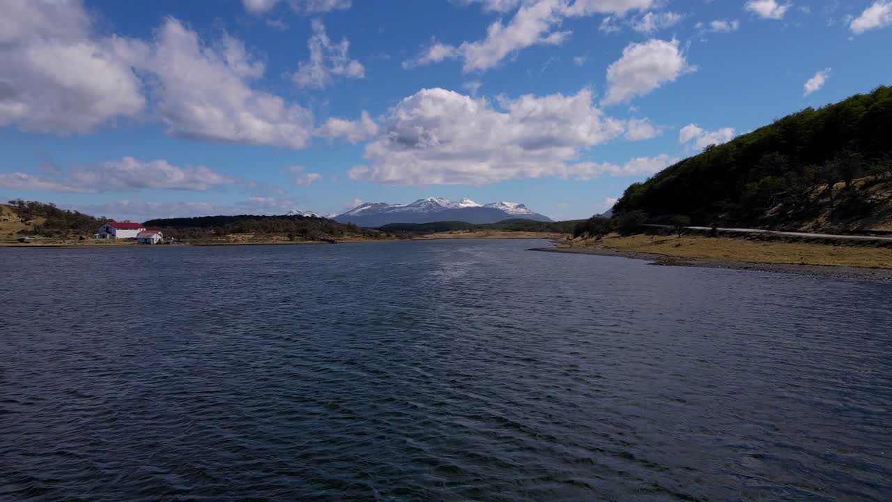 아르헨티나의 테레라 델 파고 (terra del fuego) 의 풍경을 드러내기 위해 물 근처에서 날아가는 드론 촬영