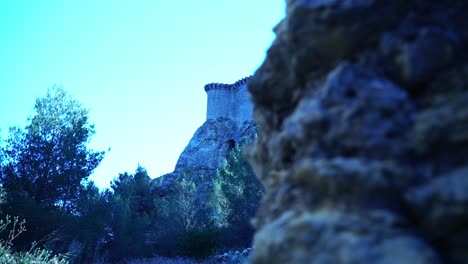 Gezeigte-Turmruine-Mit-Zerstörten-Mauern-In-Der-Natur-Frankreichs